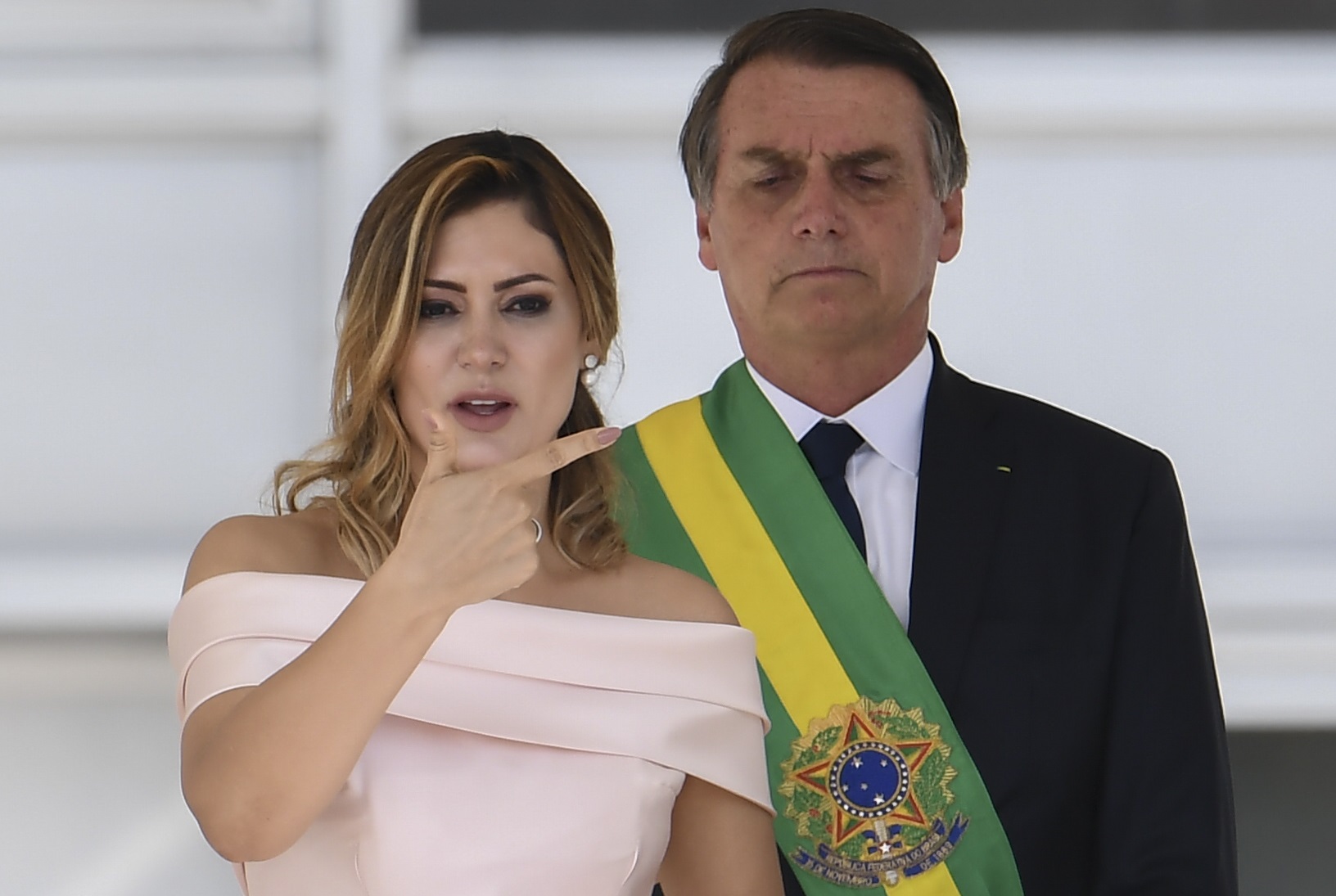 A primeira-dama Michelle Bolsonaro faz um discurso em Libras, a linguagem dos surdos. Foto Evaristo Sá/AFP
