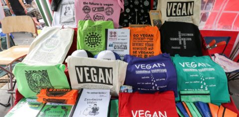 Camisetas e produtos veganos expostos durante a Parada Vegan de Paris, em 2018. Foto Michel Stoupak/NurPhoto