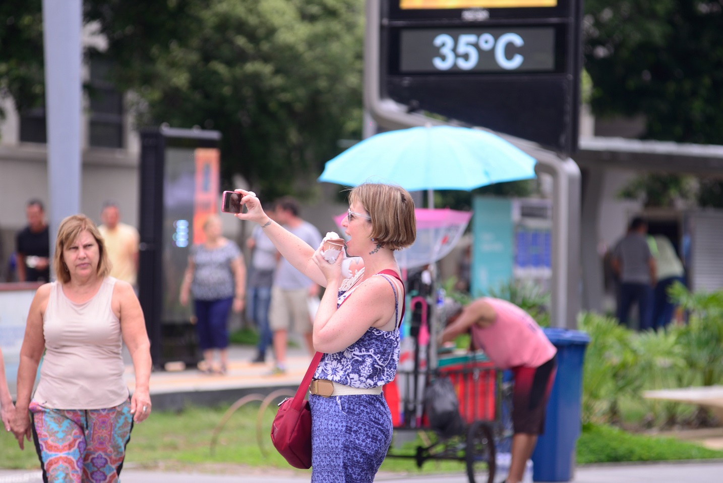 Cada vez mais recorrente, o calor de 35º na Praça Mauá, no Rio de Janeiro. Foto Erbs Jr./AGIF