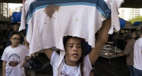 Sem direitos: mãe reconstitui morte de filho por tropas federais na Maré