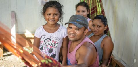 Clay Luis Nascimento Cirilo divide a rede com a família na casa de um só cômodo, em ocupação em Belém. Foto: Pedrosa Neto