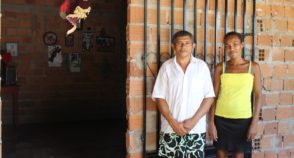 Sem direitos: família não tem computador nem celular conectado
