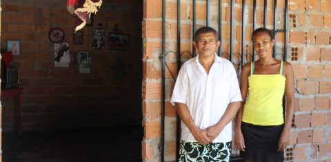 Raimundo e Maria, em frente à casa onde moram. Eles fazem parte dos 25% desconectados. Foto: Yuri Fernandes
