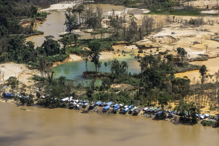 Vista aérea de garimpos ilegais na Terra Yanomami, próximo à comunidade Ye'kwana, região Waikás. (Foto: Rogério Assis/ISA)