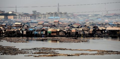 A cidade Lagos, capital da Nigéria, é um dos muitos exemplos de caos urbano no mundo. Foto Pius Utomi Ekpei/AFP
