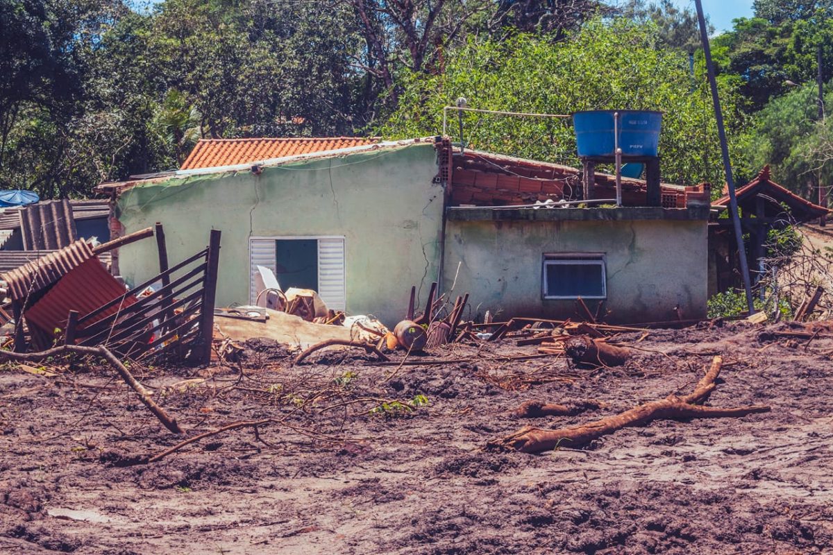 Não havia obstáculos para a lama, que trouxe desde maquinários pesados até troncos de árvores inteiras (Foto: Andre Mantelli).