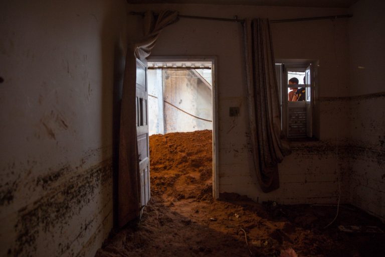 Interior de casa na localidade da Cachopa, portão 40: moradores abandonaram o local (Foto Kita Pedroza)