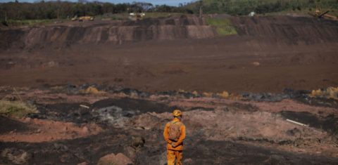 Busca de corpos em meio à lama despejada pelo rompimento da barragem da Vale: ainda há desaparecidos. . Foto de Mauro Pimentel/AFP