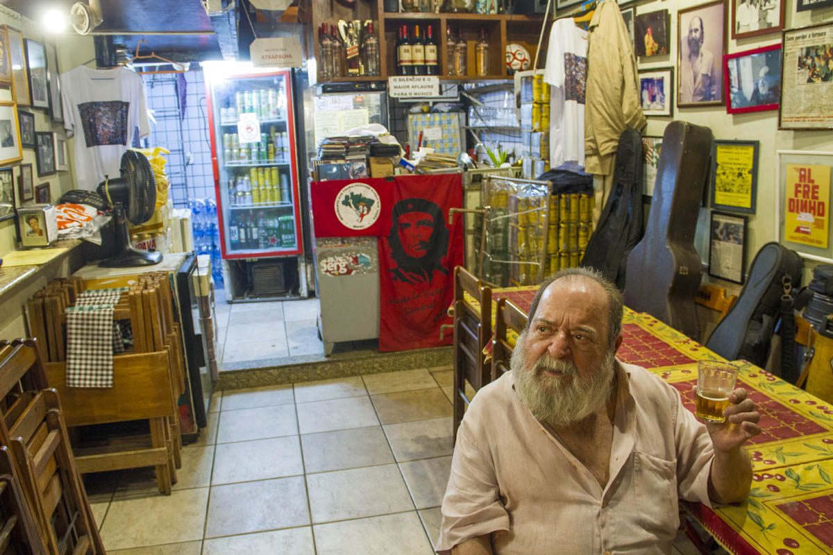 Alfredinho no Bip Bip: socialista inegociável inventou o bar icônico de resistência do samba e do choro. Foto de Paulo Marcos de Mendonça Lima