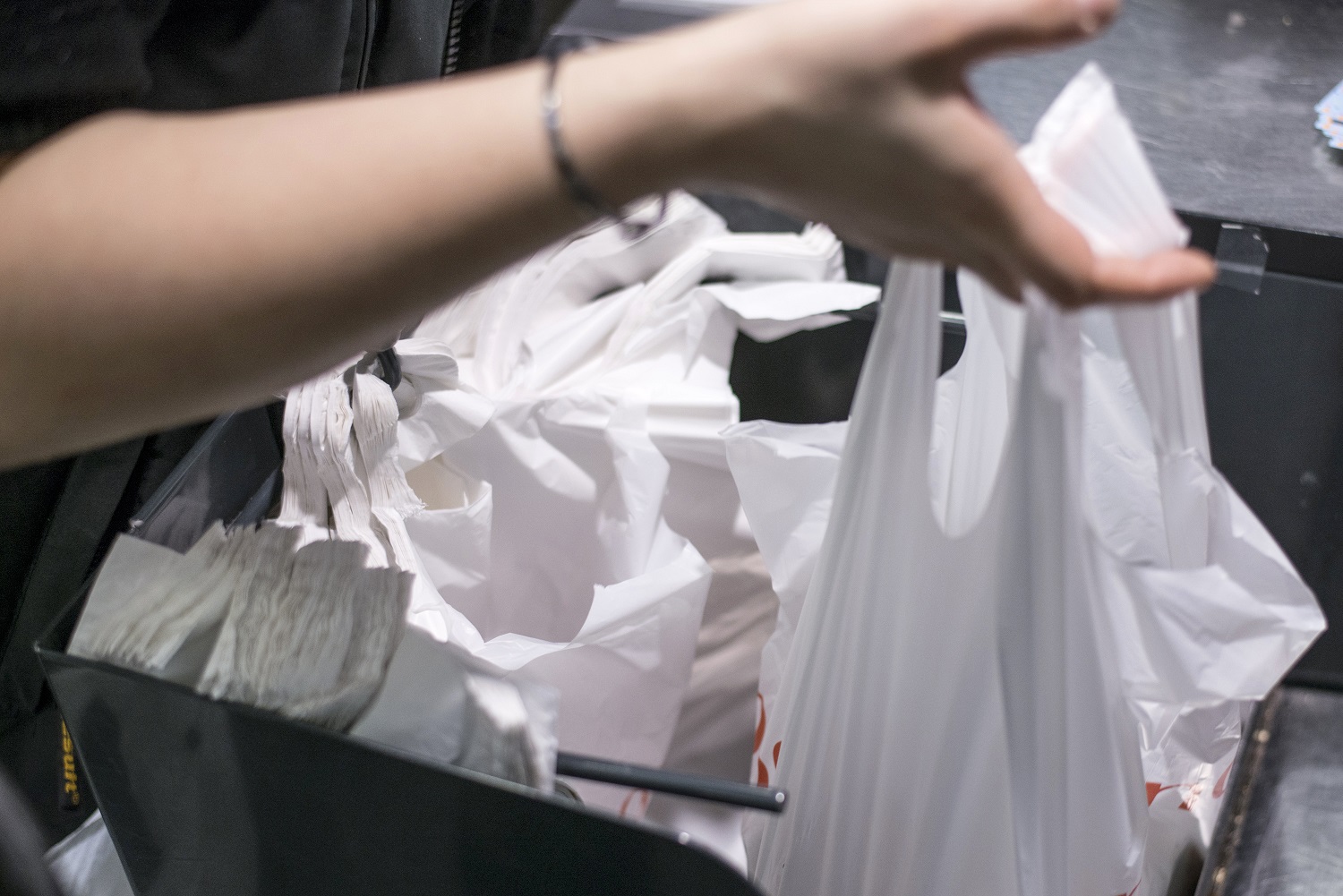 As sacolas plásticas serão substituídas por bolsas reutilizáveis nos supermercados do Rio de Janeiro a partir do meio do ano. Foto Fred Dufour/AFP