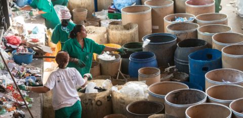 Trabalhadoras de uma cooperativa separam o lixo para reciclagem em São Paulo. Foto Yasuyoshi Chiba/AFP