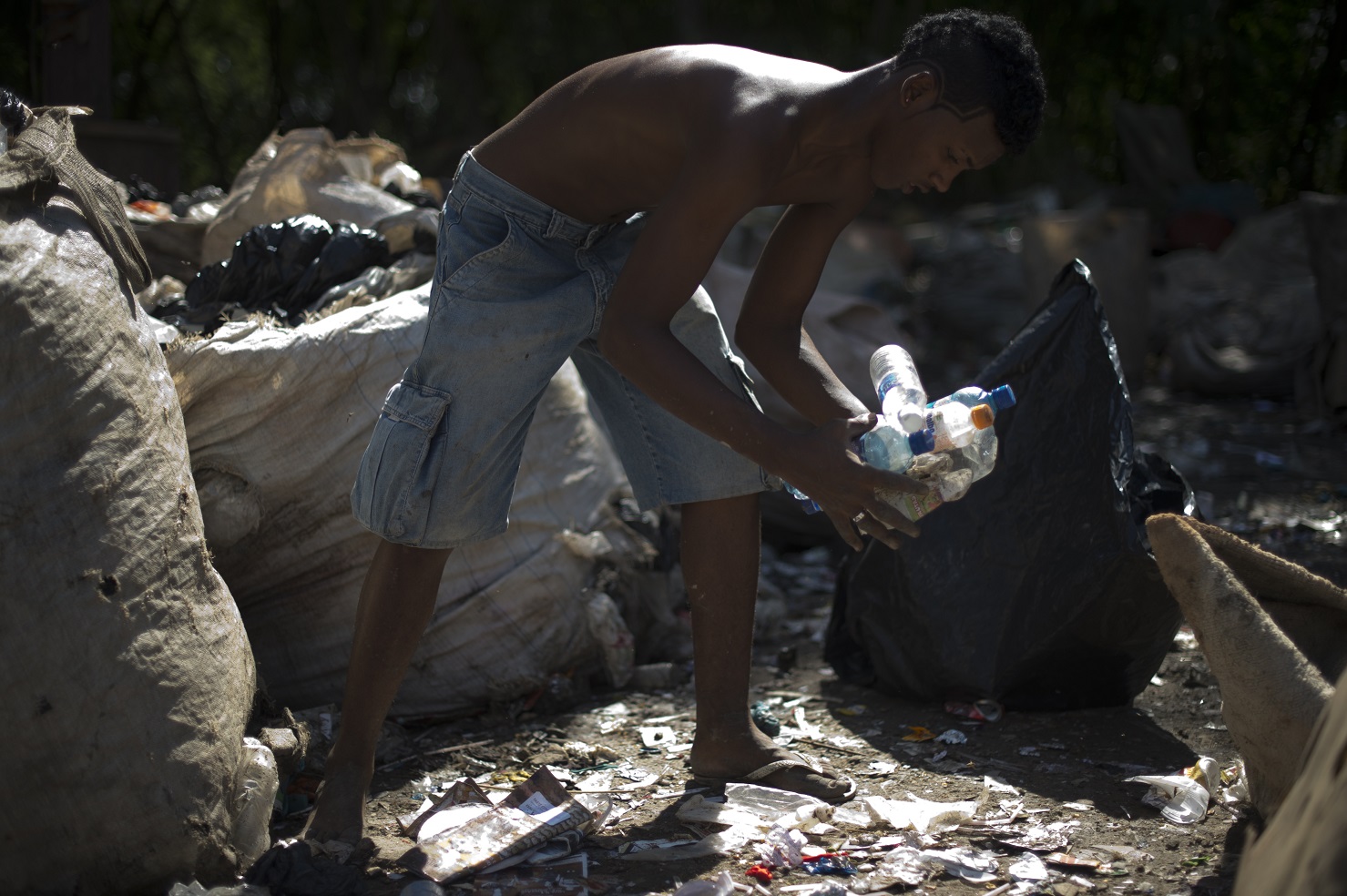 Foto Christophe Simon/AFP Catador separa os resíduos para reciclagem no Aterro de Jardim Gramacho, no Rio. Foto Christophe Simon/AFP