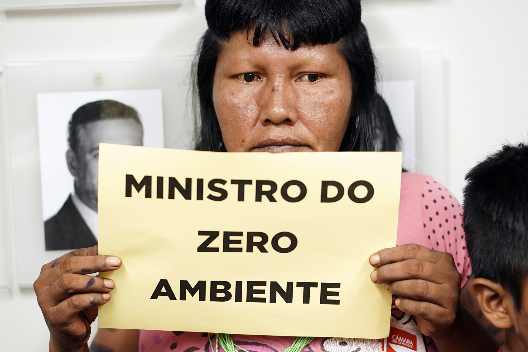 Protesto na Câmara durante audiência pública com o ministro Ricardo Salles: alarme com declarações polêmicas (Foto: Pablo Valadares/Câmara dos Deputados)