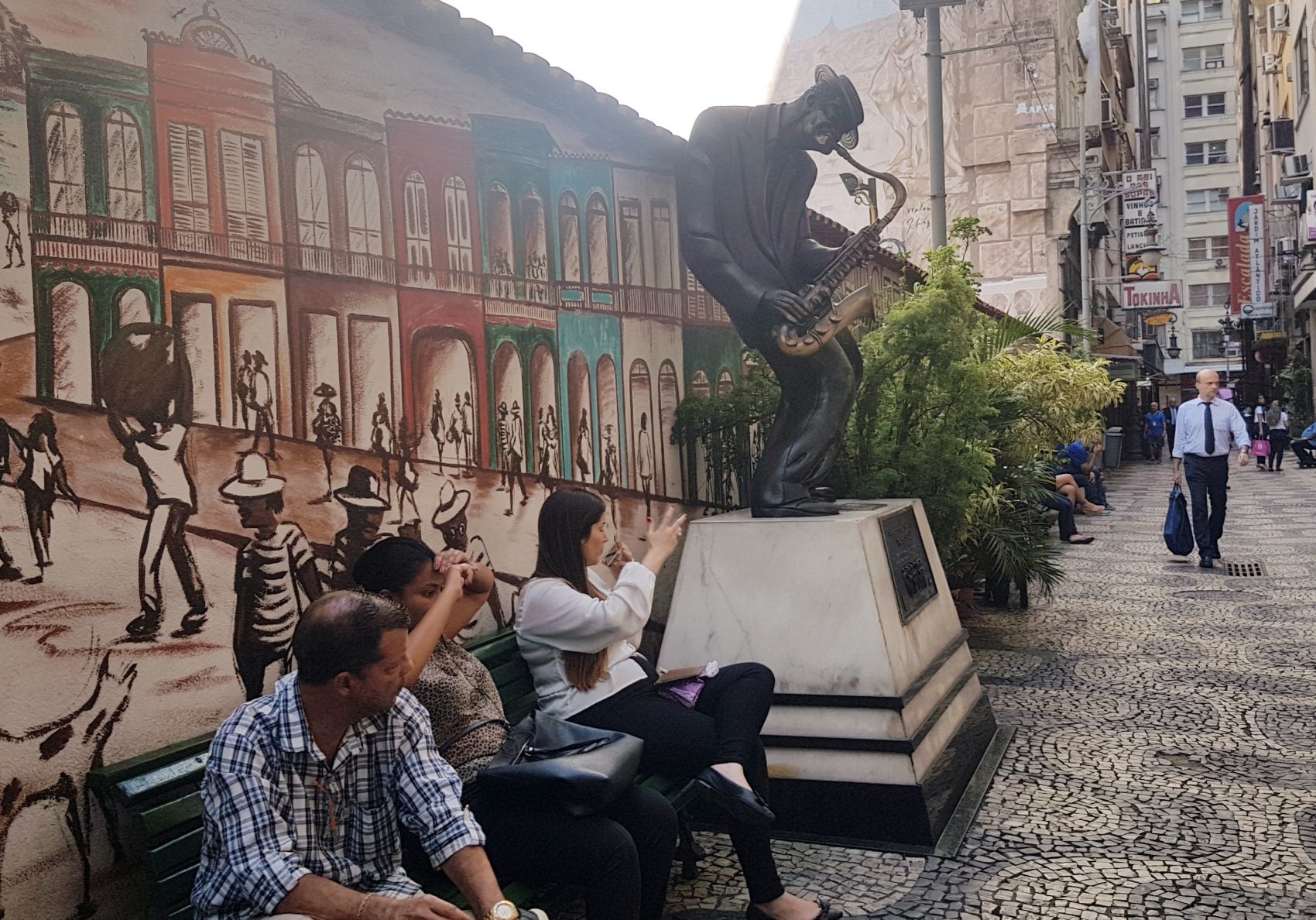 Estátua de Pixinguinha com seu sax perto do seu 'escritório' a whiskeria Gouvea, no Centro do Rio: alcoolismo fez músico deixar a flauta (Foto: Oscar Valporto)