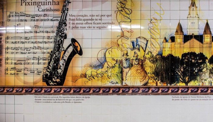 Painel de azulejos na estação do metrô em Ipanema; Pixinguinha morreu dentro da Igreja de Nossa Senhora da Paz, dois sábados antes do Carnaval (Foto: Divulgação)