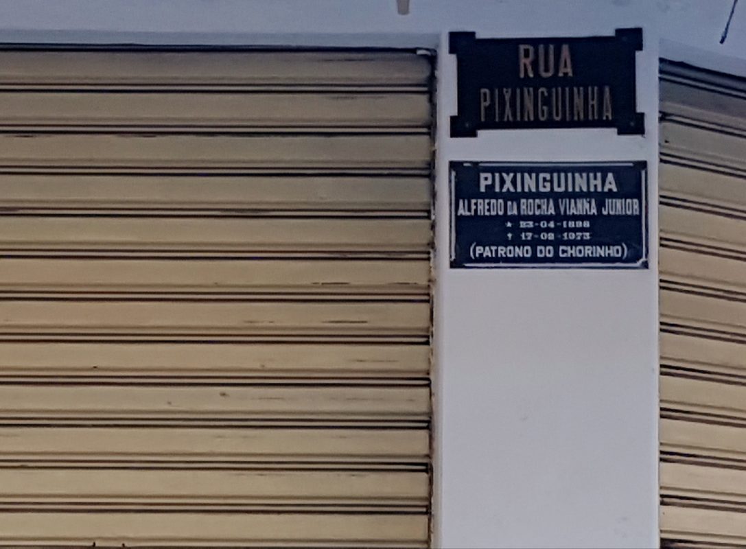 Placa da Rua Pixinguinha: antiga Belarmino Barreto onde maestro e a mulher viveram por 30 anos foi batizada com seu nome em 1956 (Foto: Oscar Valporto)