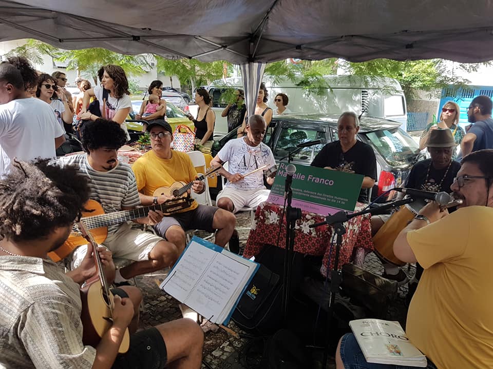 O grupo Pixin Bodega se apresenta na Praça do Choro, em Laranjeiras: ritmo tem legião de seguidores (Foto: Oscar Valporto)