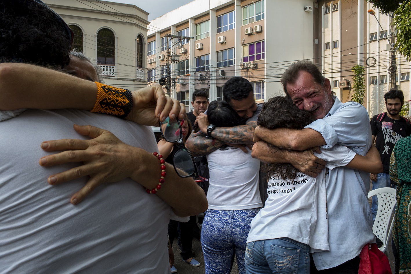 Claudelice (no meio) e sua filha caçula Doroty (direita) abraçam as pessoas que acompanhavam o julgamento do lado de fora do Fórum, em Belém do Pará, após a sentença proferida condenando o mentor intelectual do duplo homicídio qualificado que tirou as vidas de José Claudio e Maria. Foto/ Marizilda Cruppe/Greenpeace Photo Award