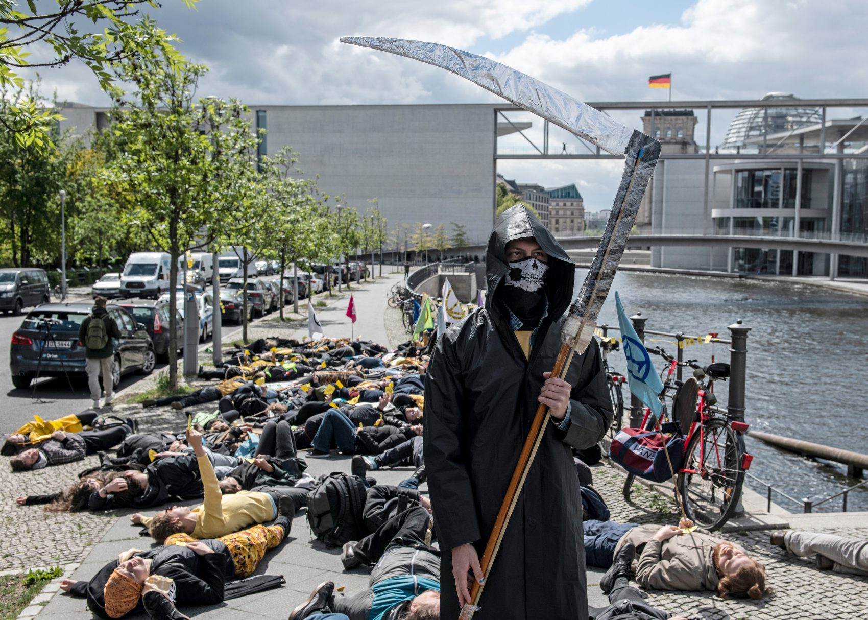 Protesto contra a extinção de espécies provocada pelo ser humano em Berlim: 40% dos anfíbios, 33% dos tubarões, 25% dos grupos de plantas (Foto: Paul Zinken/DPA)