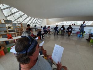 Projeto busca resgatar autoestima de moradores de rua por meio da música