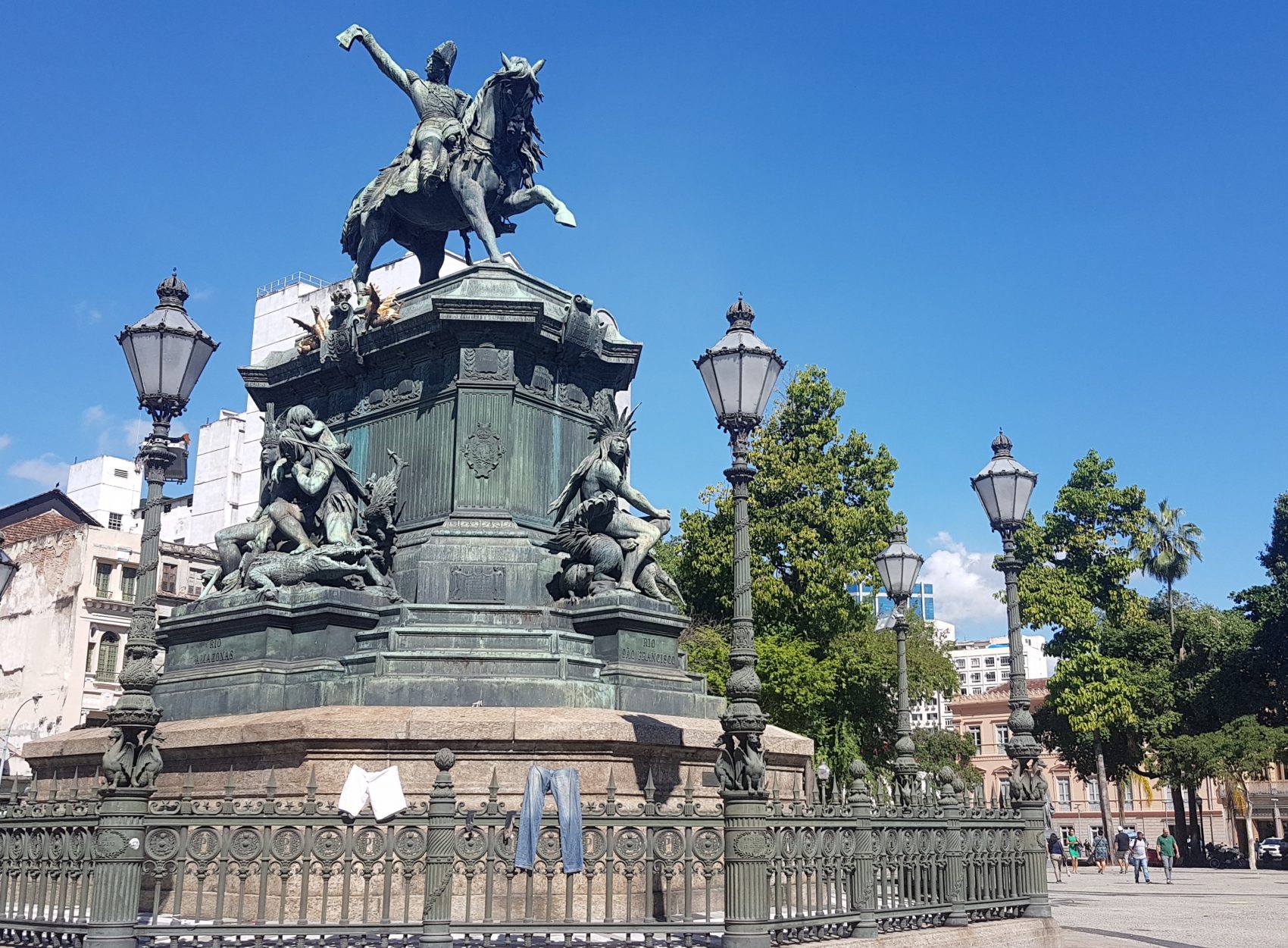 Estátua de Pedro I na (hoje) Praça Tiradentes, Praça da Constituição em 1888: saudações à família real por escravos agora libertos e abolicionistas num último momento de popularidade do Império (Foto Oscar Valporto)