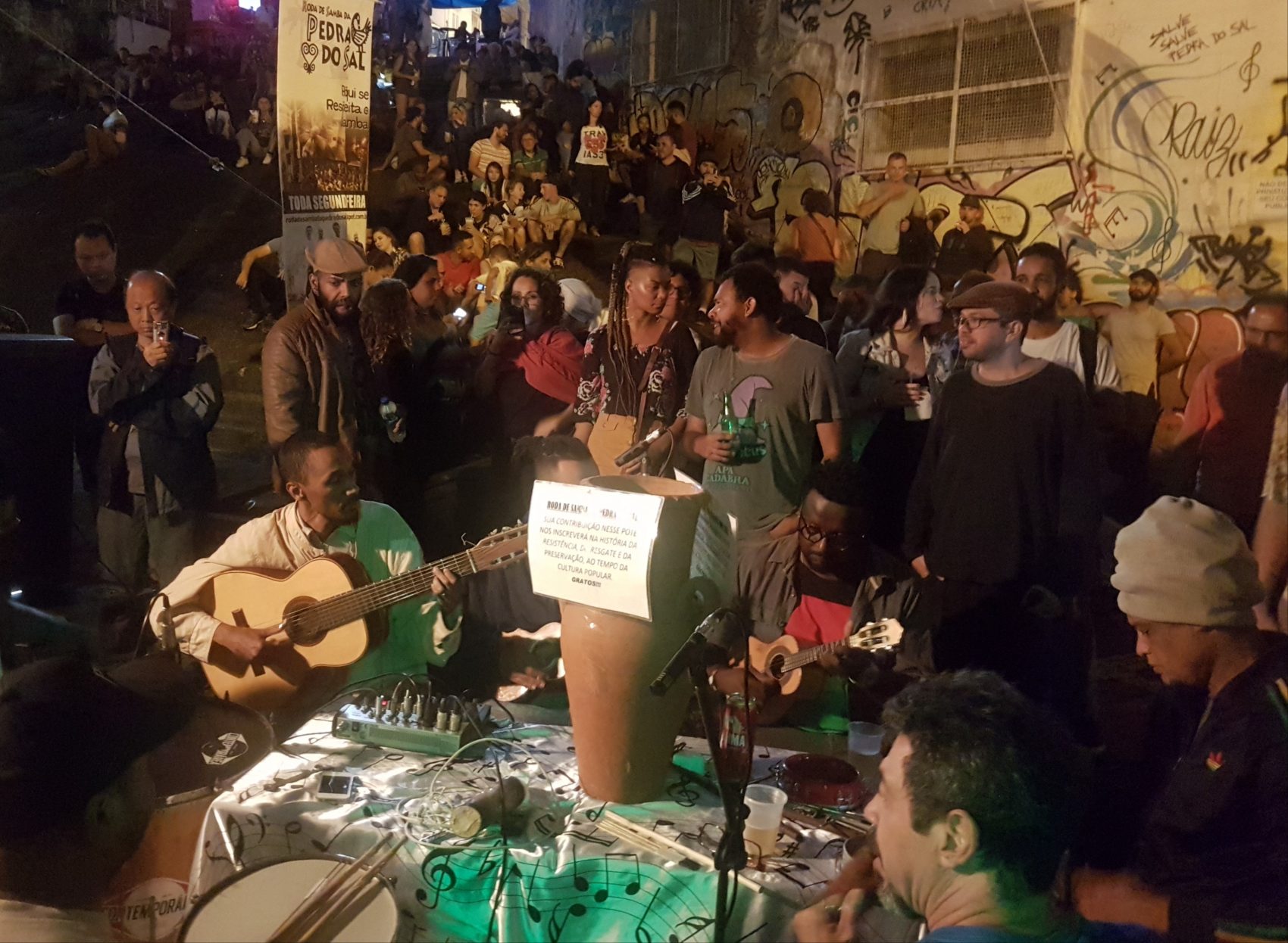 Roda de Samba na Pedra do Sal numa segunda-feira: desde os tempos da escravidão, local era ponto de reunião dos africanos e seus descendentes e foi palco de comemorações da abolição (Foto Oscar Valporto)