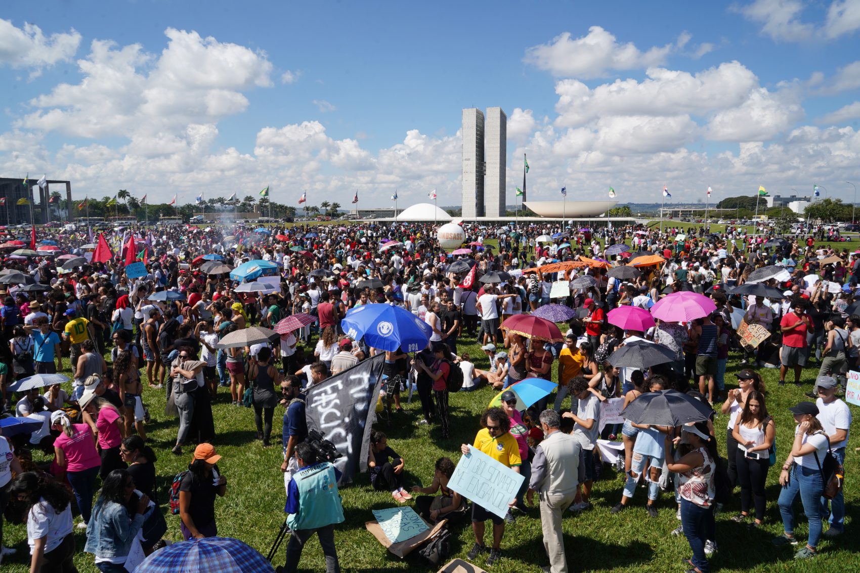 Manifestantes tomam gramado em frente ao Congresso Nacional em protesto contra os cortes nas verbas para educação pública (Pablo Valadares/Câmara dos Deputados)