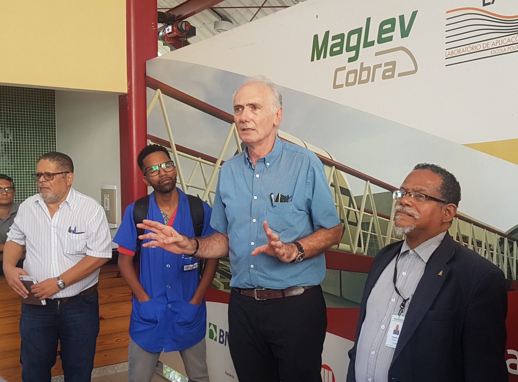 O professor Richard Stephan, com visitantes, conta que há empresa interessada na parceria: "Mas é um noivo difícil, daqueles que está esperando aparecer um bom dote para que saia o casamento" (Foto: Oscar Valporto)