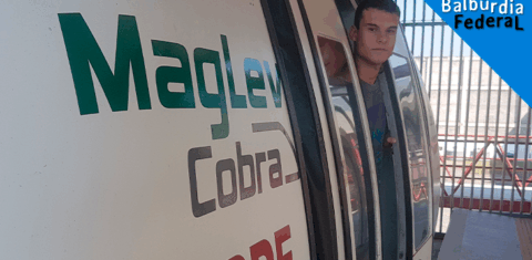 Estudante da UFRJ no trem de levitação magnética desenvolvido pela Coppe: em busca de parceria para produção em escala industrial (Foto: Oscar Valporto)