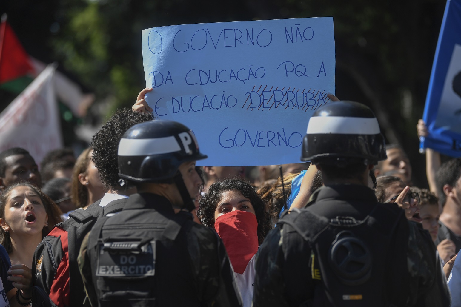 Estudantes protestam no Rio contra os cortes de verbas para as universidades públicas. Foto Mauro Pimentel/AFP