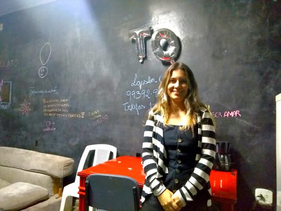Raphaela, aluna de Terapia Ocupacional, está desistindo da UFRJ. após criar Arthur até os 3 anos dentro da universidade: 'estou cansada, quero ir pra casa'. (Foto: Barbara Lopes)