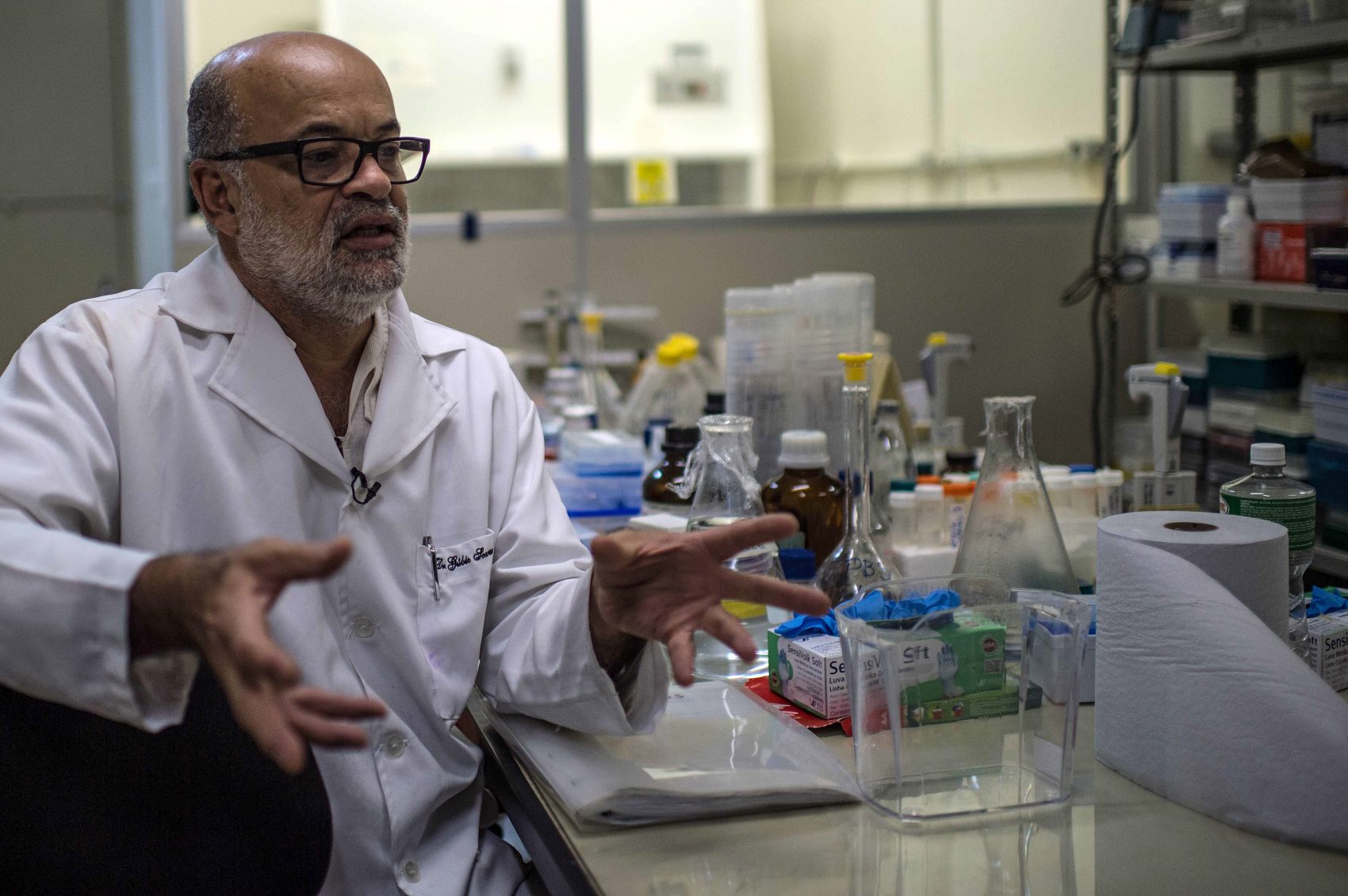 O virologista Gúbio Soares no labóratío do do Instituto de Ciências da Saúde da Ufba: financiamento só veio depois da descoberta do Zika vírus no Brasil e pesquisas ainda sofrem com escassez de recursos (Foto: Christophe Simon/AFP)