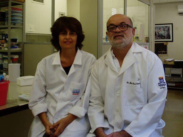 Os professores Silvia Sardi Gúbio Soares, coordenadores do projeto sobre o Zika Vírus: identificação no sêmen, na urina e, agora, com causa de meningite (Foto: Divulgação/Ufba)
