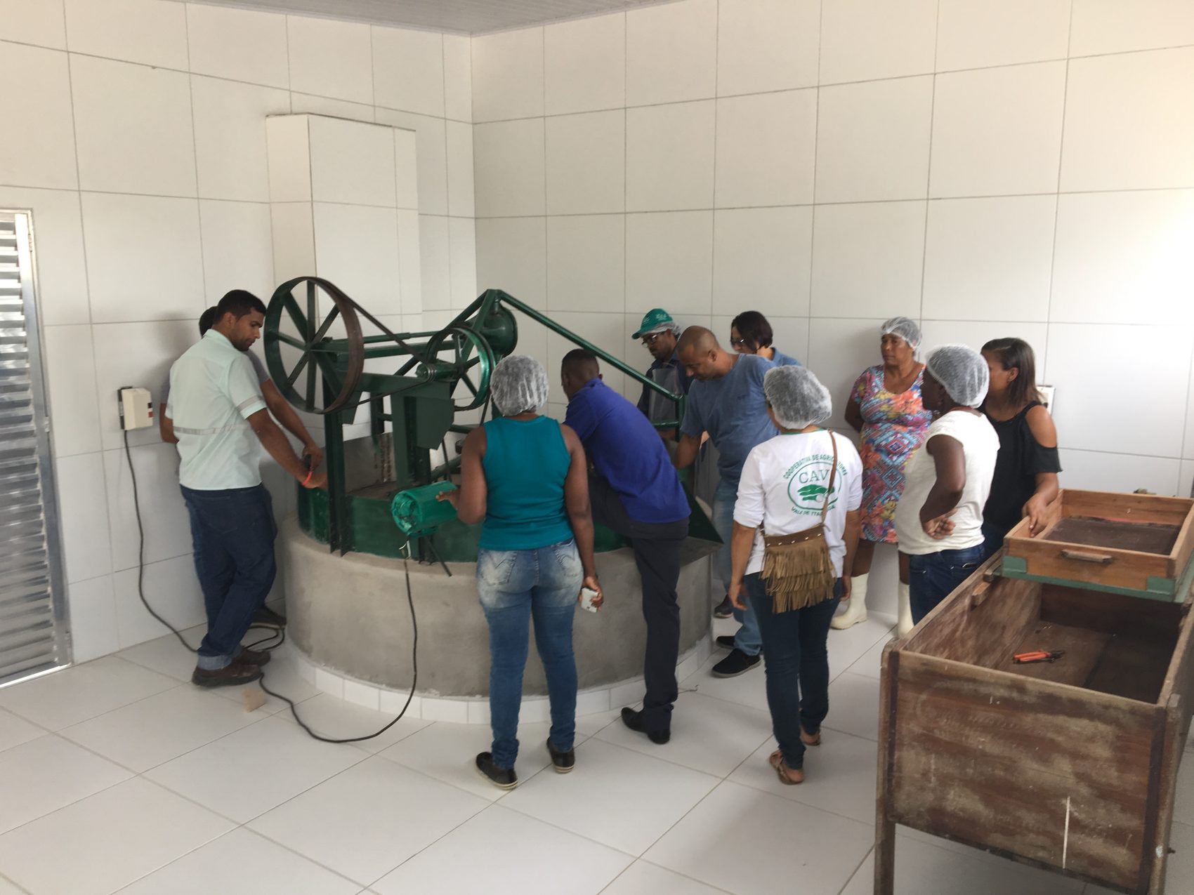 Farinheira Sustentável em funcionamento após projeto com pesquisadores da UFSB: reaproveitamento de resíduos da mandioca para novos produtos (Foto: Divulgação)