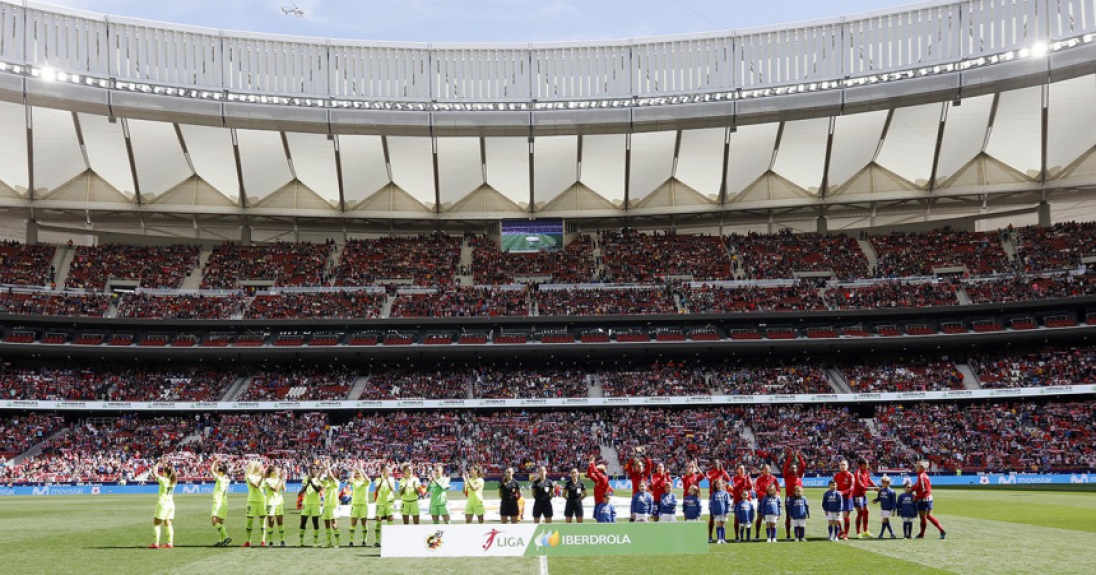 Atlético de Madrid x Barcelona, na capital espanhola: mais de 60 mil pessoas na plateia, recorde de público entre clubes do futebol feminino. Reprodução do Twitter