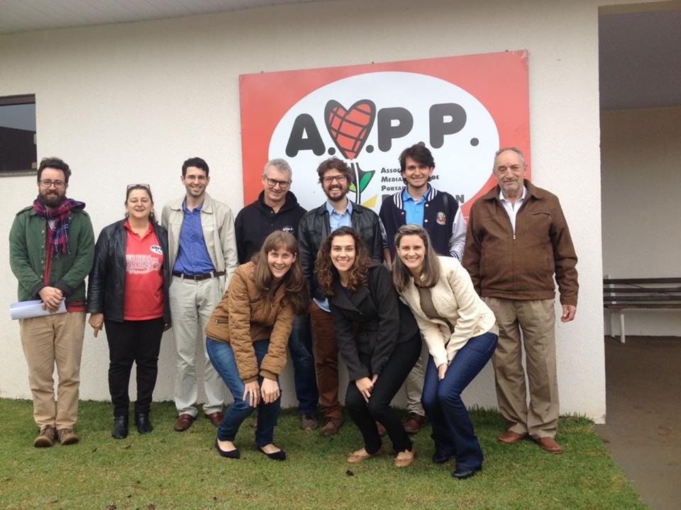 Foto Divulgação Pesquisadores junto com integrantes da Associação de Portadores de Parkinson de Medianeira , no Paraná. Foto Divulgação