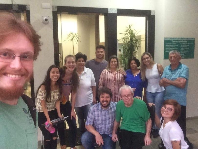 Equipe do projeto da Unila junto com paciente portador de Parkinson . Foto Divulgação