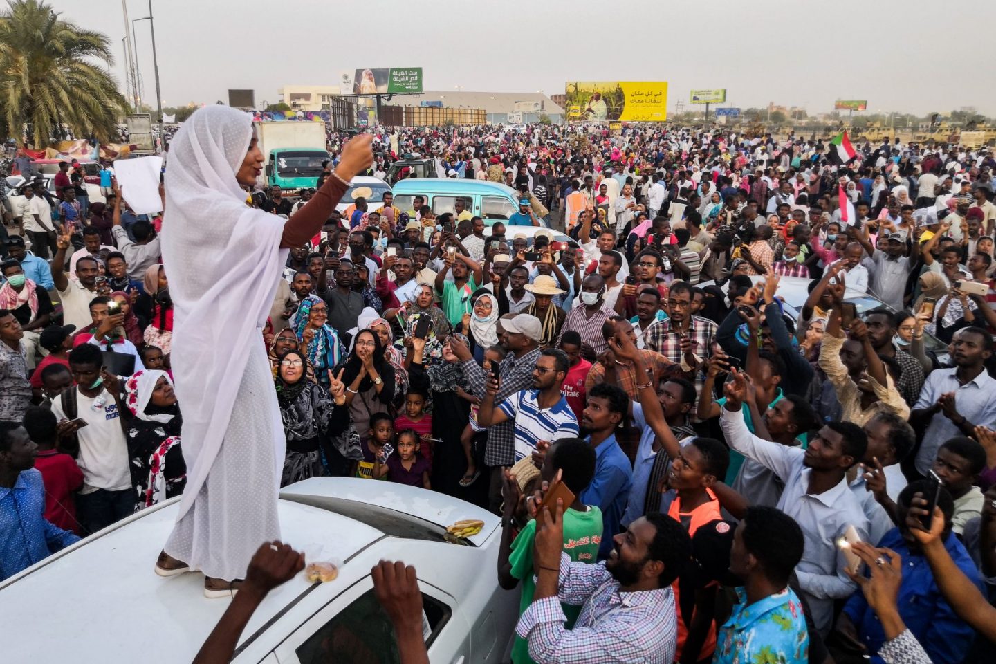 Alaa Salah, mulher que se tornou símbolo dos protestos contra o regime no Sudão, lidera manifestação no país: onde o presidente Omar al-Bashir, acabou derrubado: onda de contestação pela África levanta a possibilidade de uma nova Primavera Árabe (Foto: AFP)