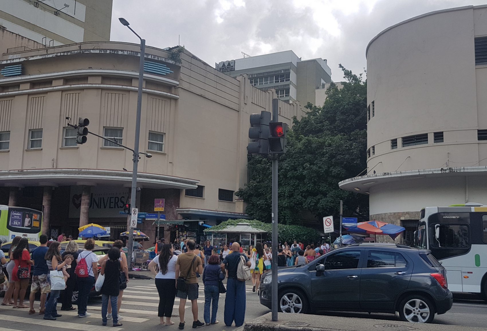 O ocaso dos cinemas de rua na Tijuca - o Carioca (esquerda) abriga um templo religioso, o América virou uma farmácia (Foto: Oscar Valporto)