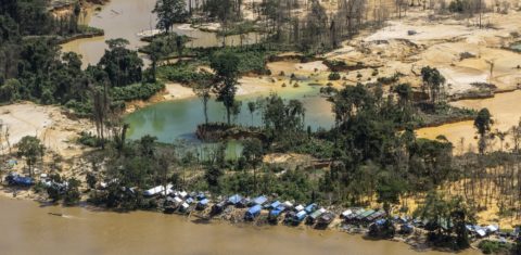 Vista aérea de garimpos ilegais na TI Yanomami, próximo à comunidade Ye'kwana, região Waikás: boom de pedidos para mineração em áreas protegidas (Foto Rogério Assis/ISA)