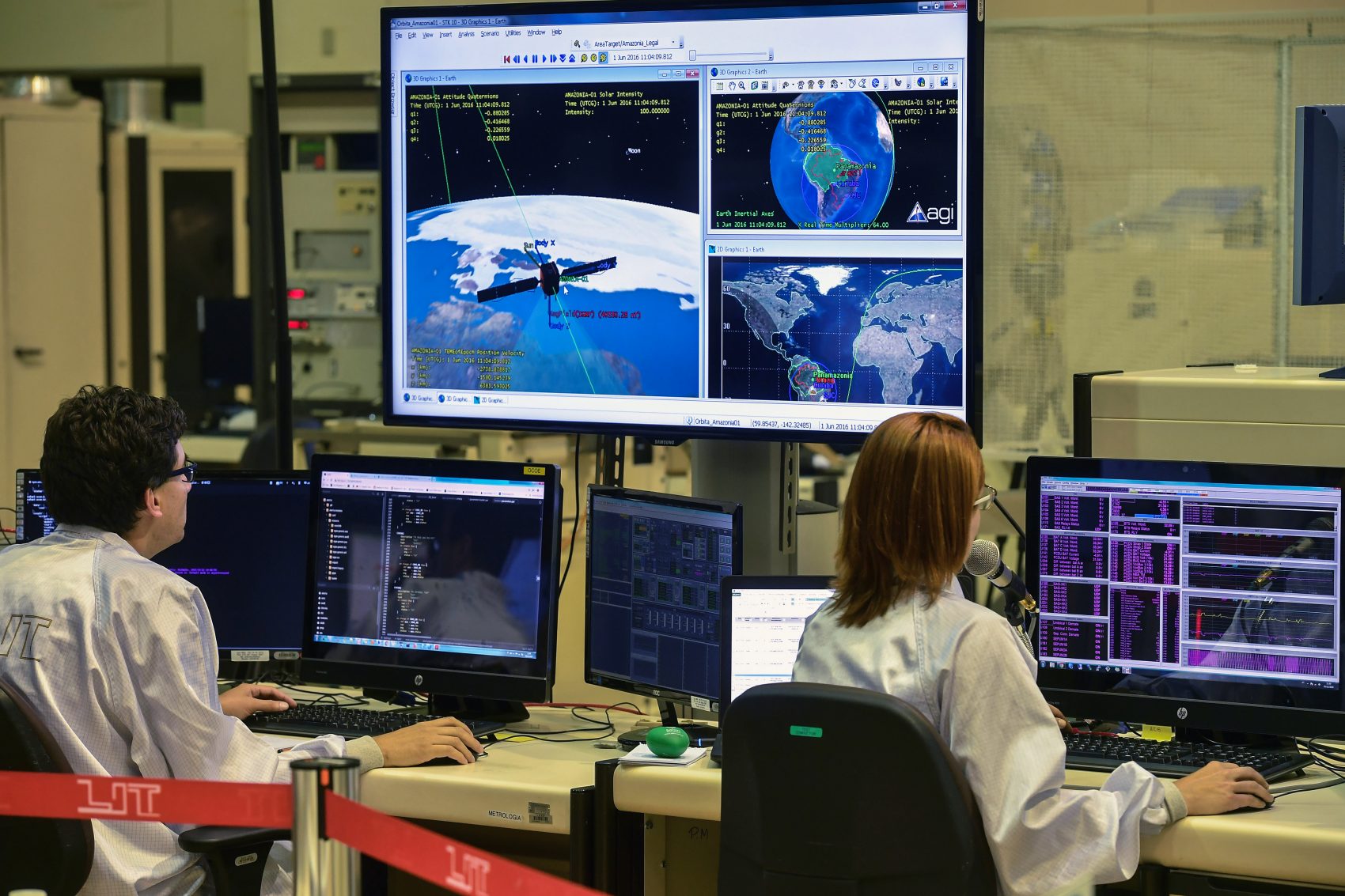 Pesquisadores trabalham com o satélite Amazônia-1 na sede do Inpe, em São José dos Campos: monitoramento permanente do desmatamento da floresta (Foto: Nelson Almeida /AFP)