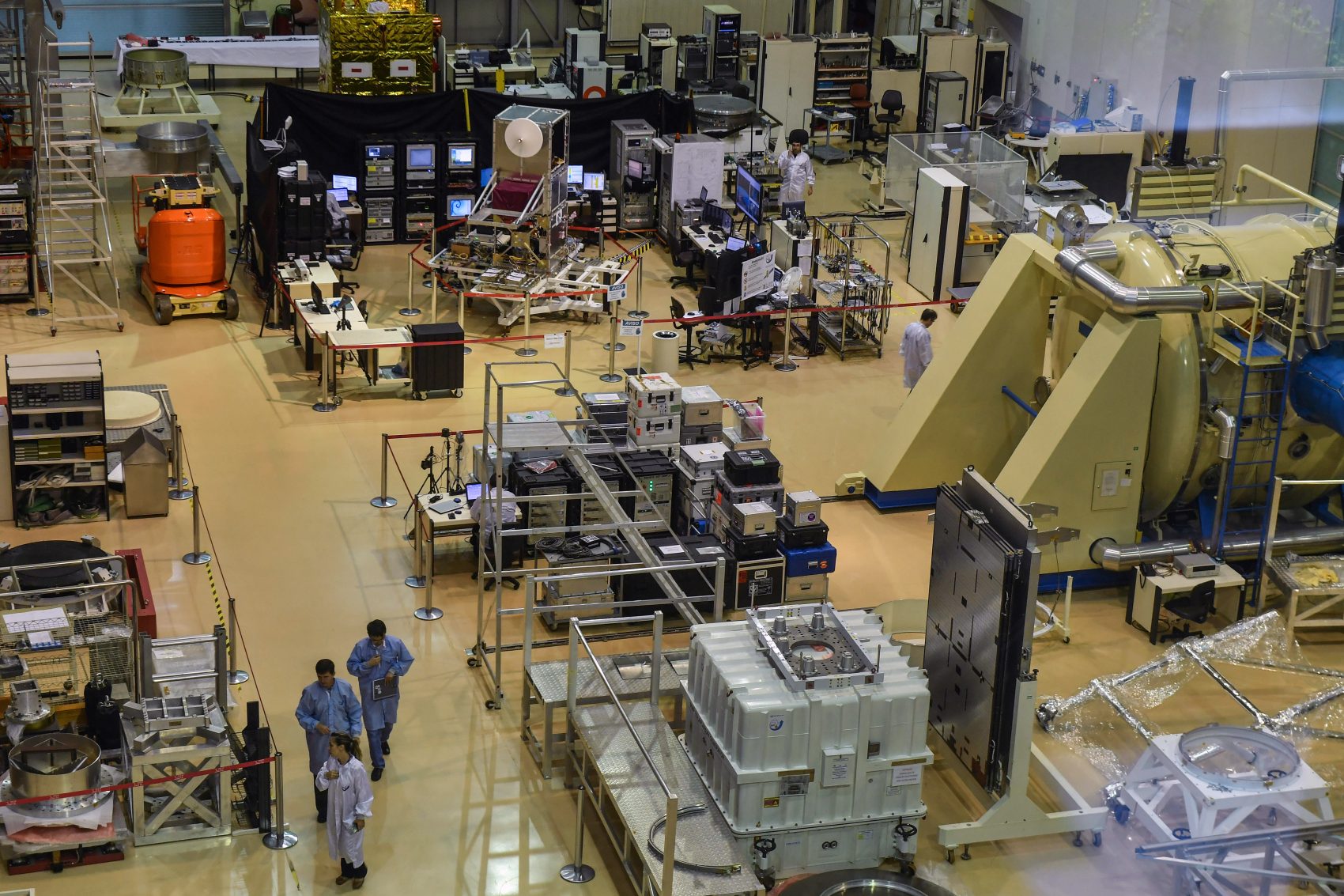 Visão geral dos laboratórios de pesquisa do Inpe: três sistemas para mapear e acompanhar o desmatamento da Amazônia e também pesquisas especiais, de clima, meteorologia, geofísica, oceanografia (Foto: Nelson Almeida /AFP)