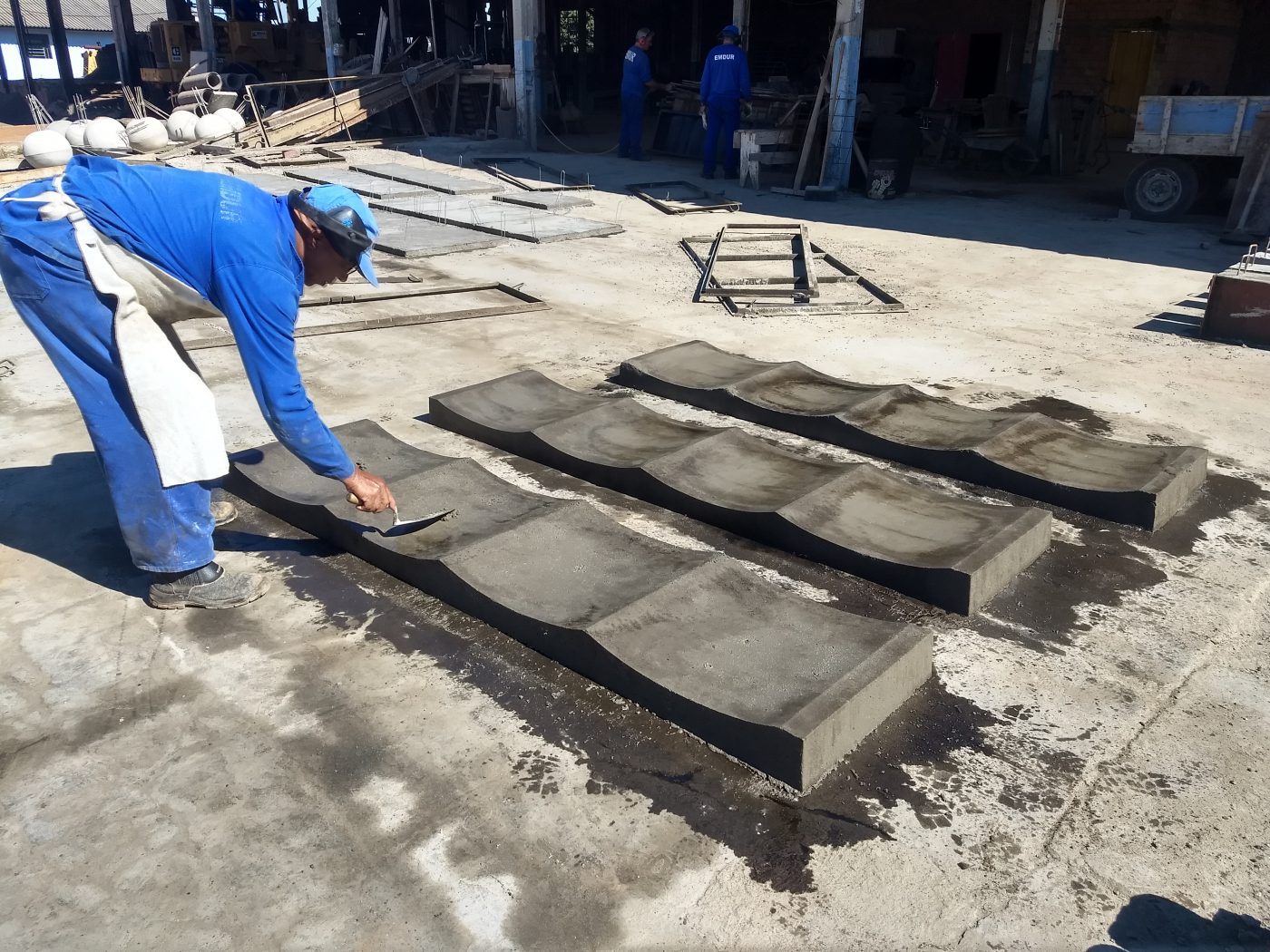 Banco construído com argamassa feita com pó de vidro reciclado: tecnologia patenteada por aluno da UTFPR (Foto: Divulgação)