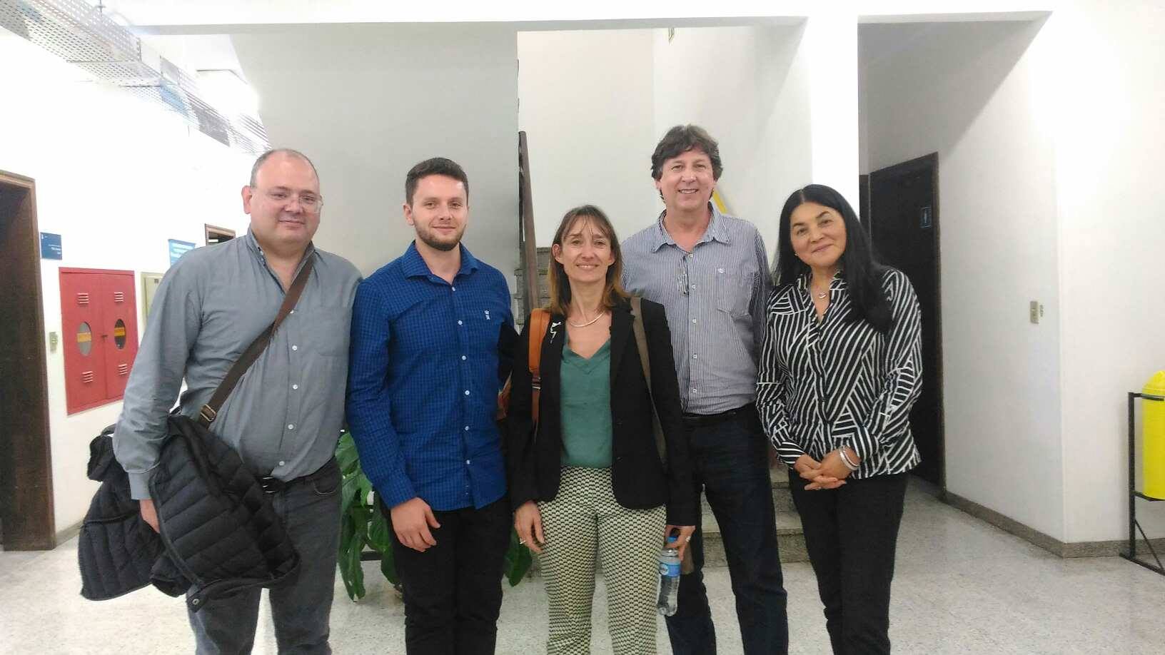 O químico Roger Borges e sua equipe de pesquisadores: descoberta que, ao perder toxicidade, amianto pode ser usado para corrigir solos ácidos por ter elementos como magnésio, ferro e silício (Foto: Divulgação/UFPR).