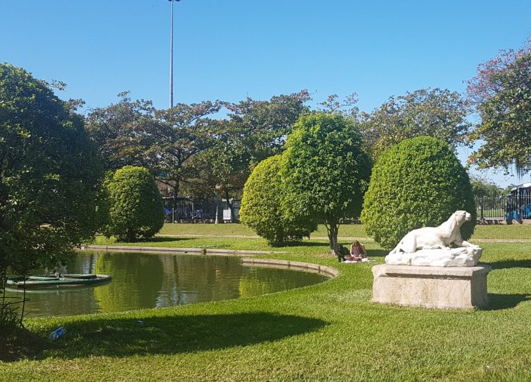 A moça desenhando, o cachorro, a estátua e os jardins: tarde azul na Praça Paris (Foto: Oscar Valporto)