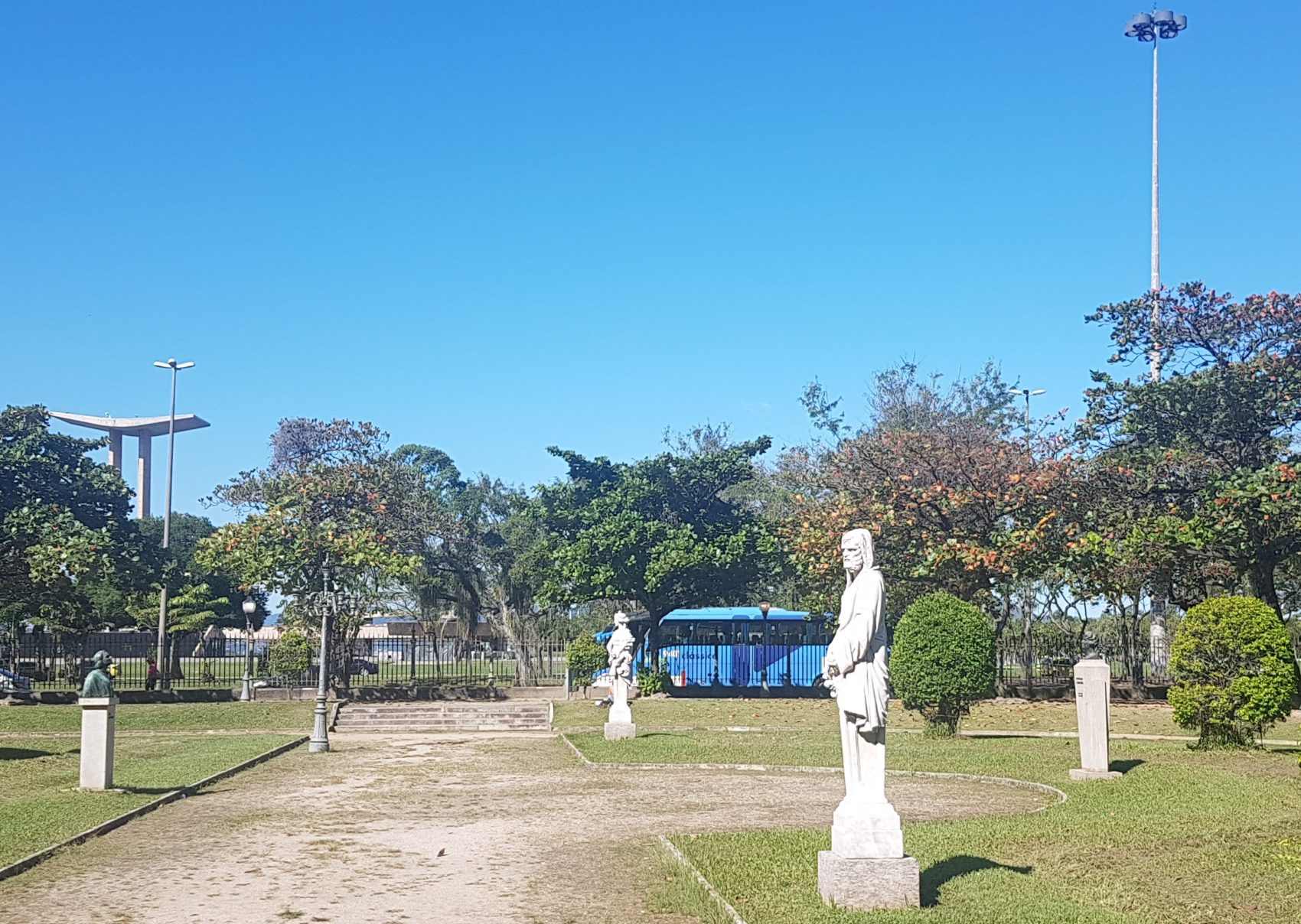 Estátuas em mármore, cópias do Jardim de Versalhes: praça no meio de pistas para automóveis (Foto: Oscar Valporto)