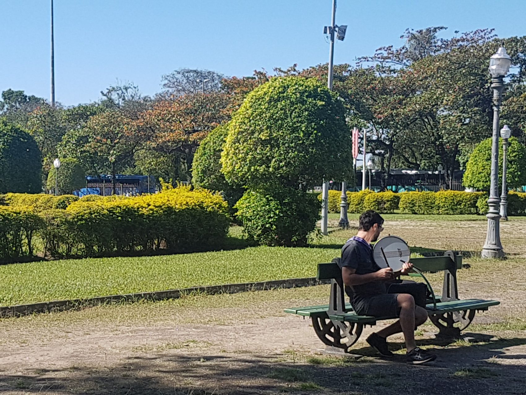 Um ensaio de percussão no silêncio da praça: cenário verde e tranquilo ao lado do burburinho do Centro do Rio (Foto: Oscar Valporto)