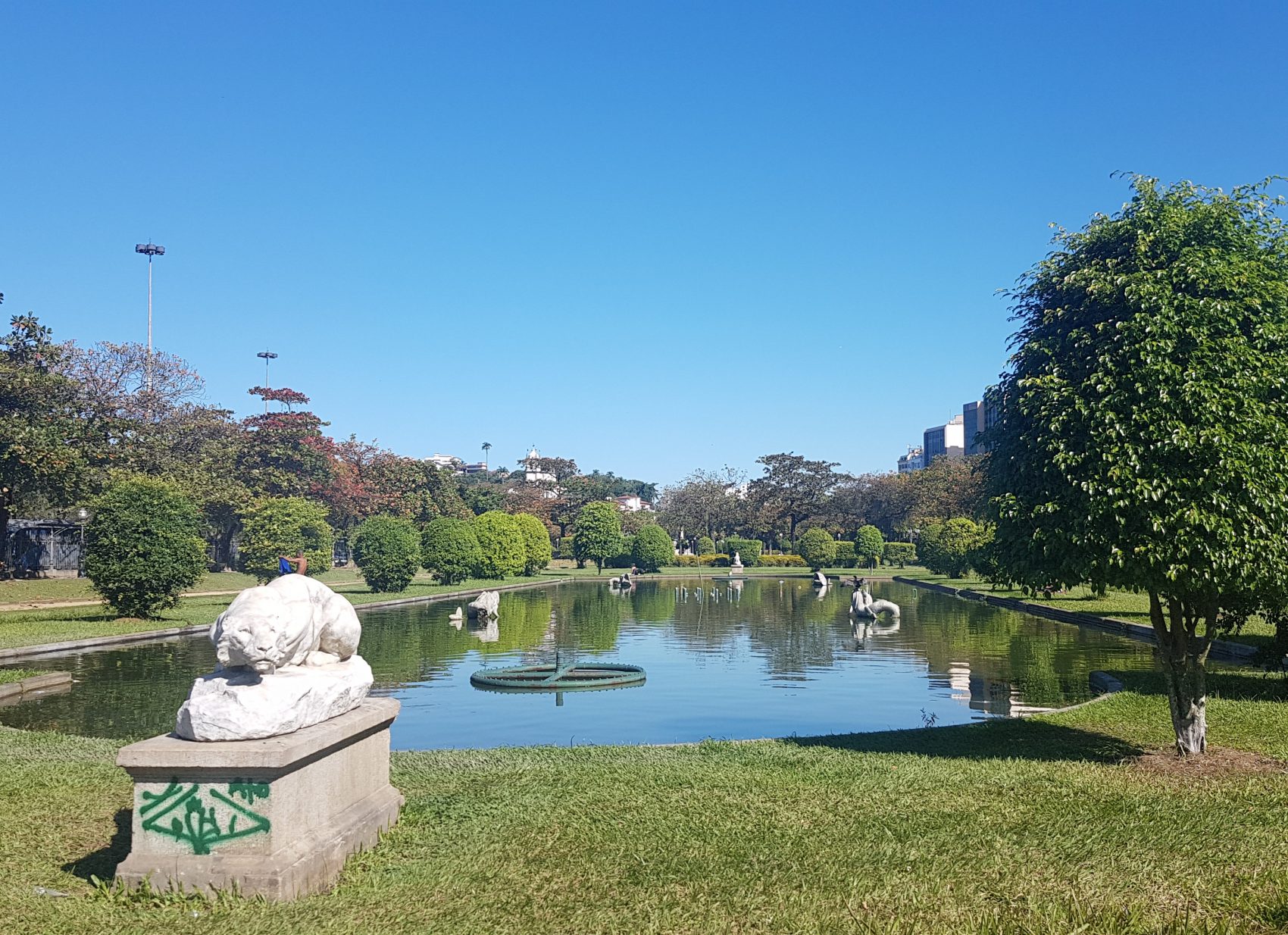 Praça Paris, construída em área roubada à Baía de Guanabara, com terra do desmonte do Morro do Castelo: ao ser inaugurada, em 1929, tinha 28 mil metros quadrados (Foto: Oscar Valporto)
