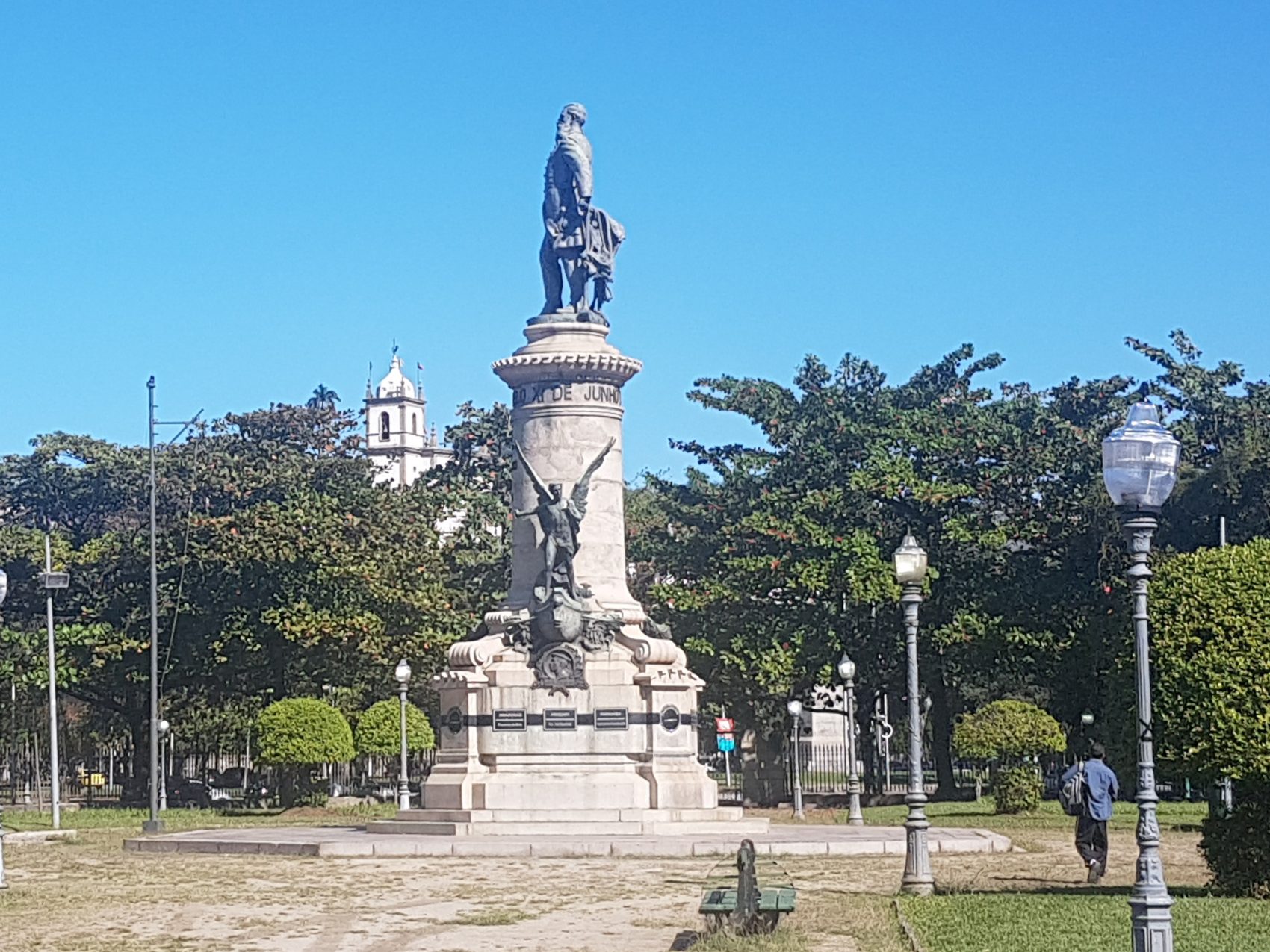 Monumento ao Almirante Barroso sob a benção da Igreja de Nossa Senhora da Glória do Outeiro: praça quase deserta numa tarde de dia útil (Foto: Oscar Valporto)