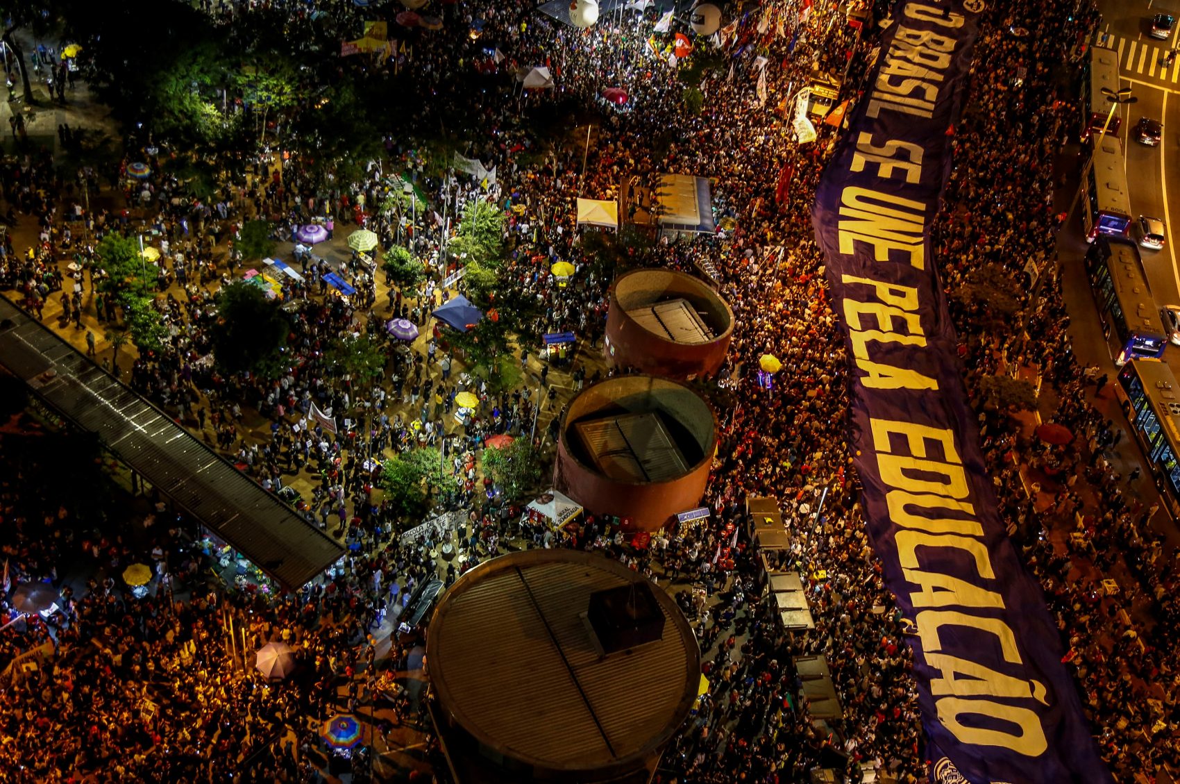 Protesto em São Paulo contra os seguidos cortes no orçamento das universidades: educação e ciência ameaçadas (Foto: Miguel Schincariol / AFP)